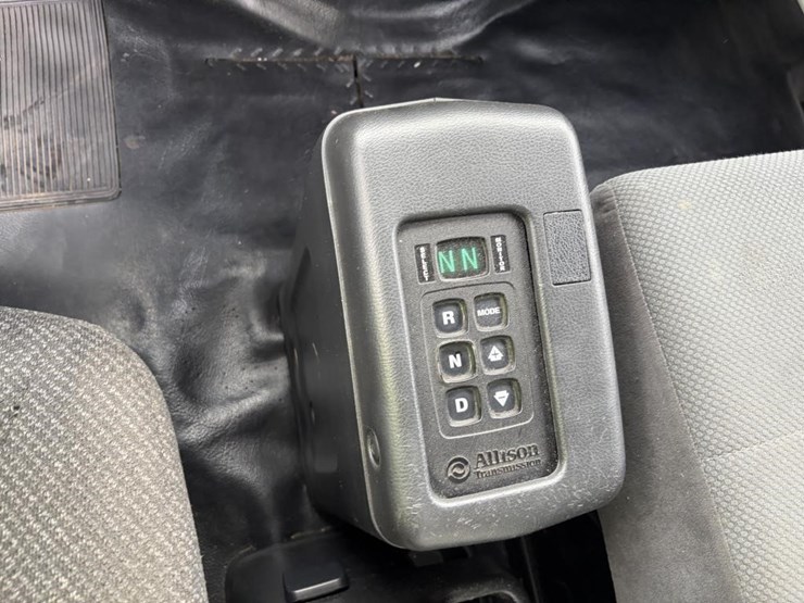 2016-hino-box-truck-image-15