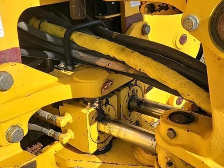 komatsu-wb146-image-19