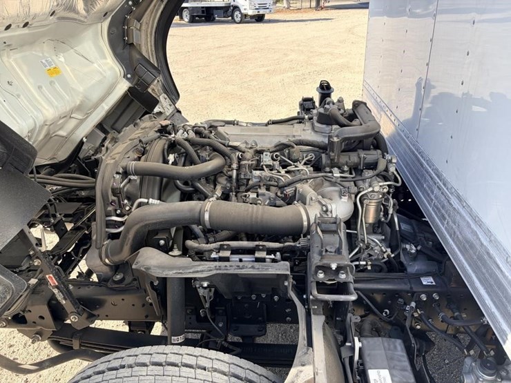 2023-isuzu-nrr-image-12