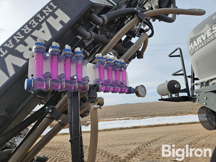 2023-harvest-international-16r30-stack-fold-center-fill-planter-image-18