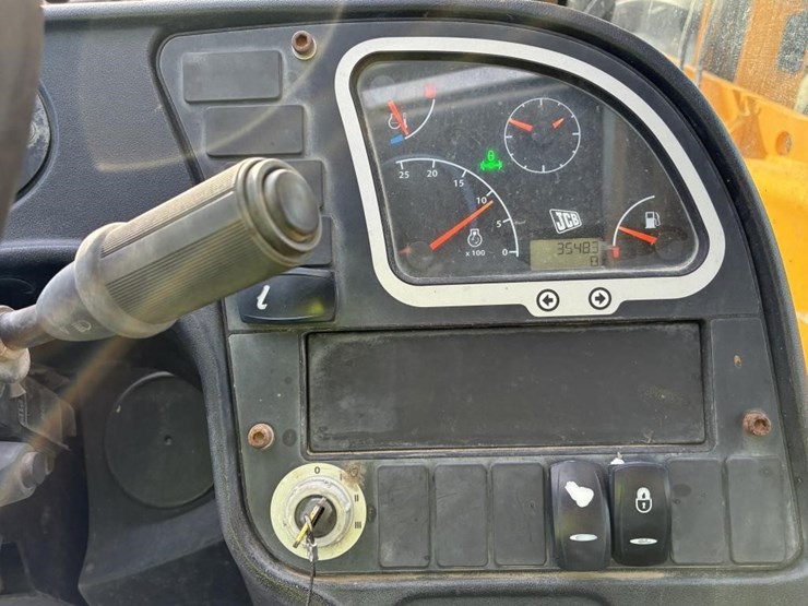 2014-jcb-telescopic-reach-lift-image-17