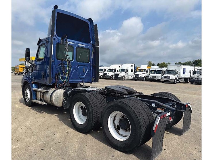 2020-freightliner-cascadia-126-image-2