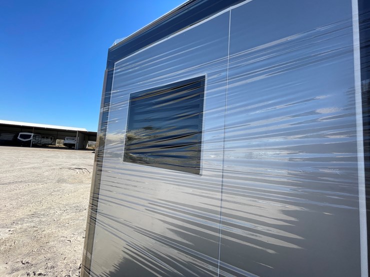 #3850-•-portable-restroom-image-5