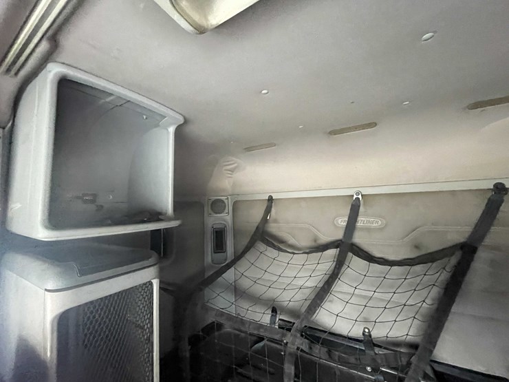 #308-•-2005-freightliner-columbia-semi-tractor-(has-wi-title)-(denmark,-wi)-image-81