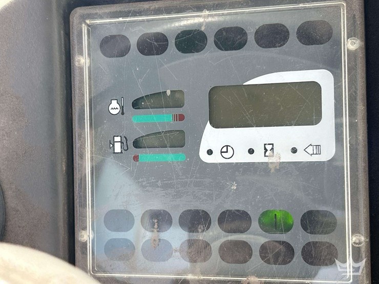 2004-deere-324h-image-23