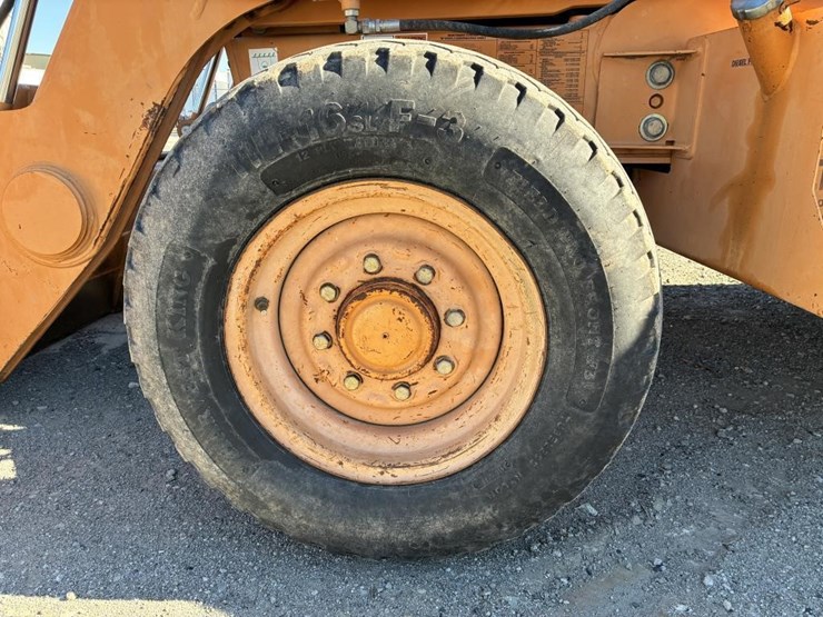 2004-case-580m-image-8