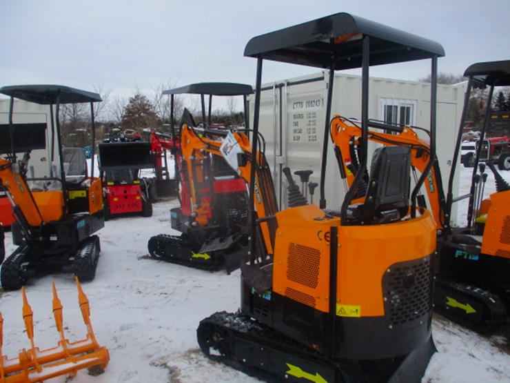 #6597-•-future-ft15-mini-excavator-13.5hp-gas-engine,-rubber-track,16in-digging-bucket,-hydraulic-plumbing,-bulldozer-blade,-manual-thumb-image-3