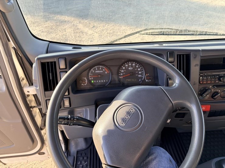 2013-isuzu-npr-image-18