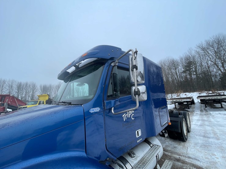 #308-•-2005-freightliner-columbia-semi-tractor-(has-wi-title)-(denmark,-wi)-image-56