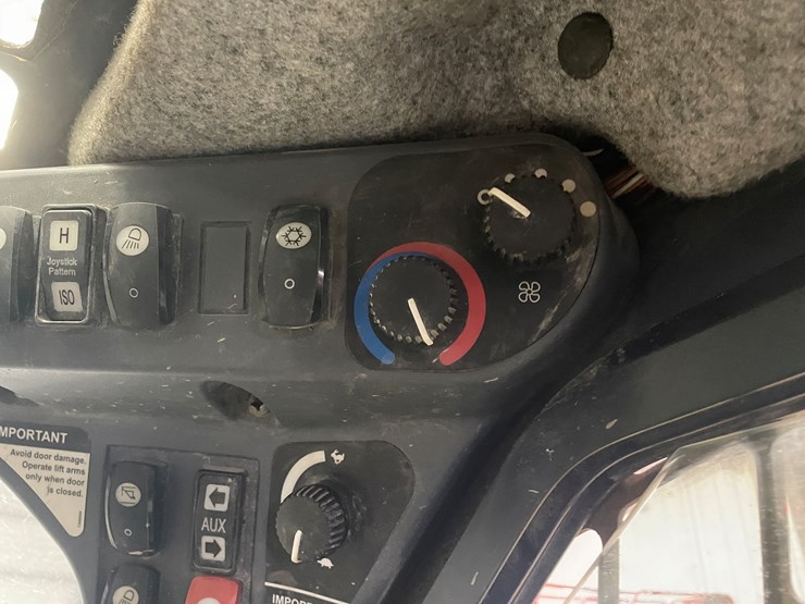 2011-john-deere-329d-image-35