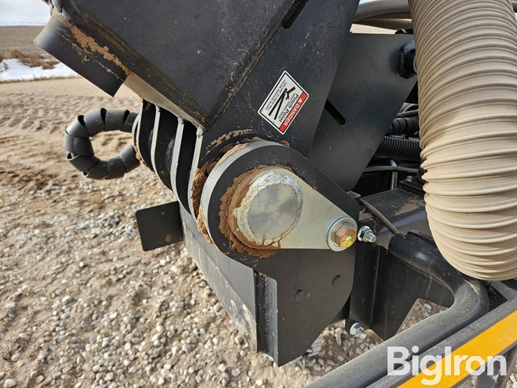 2023-harvest-international-16r30-stack-fold-center-fill-planter-image-12