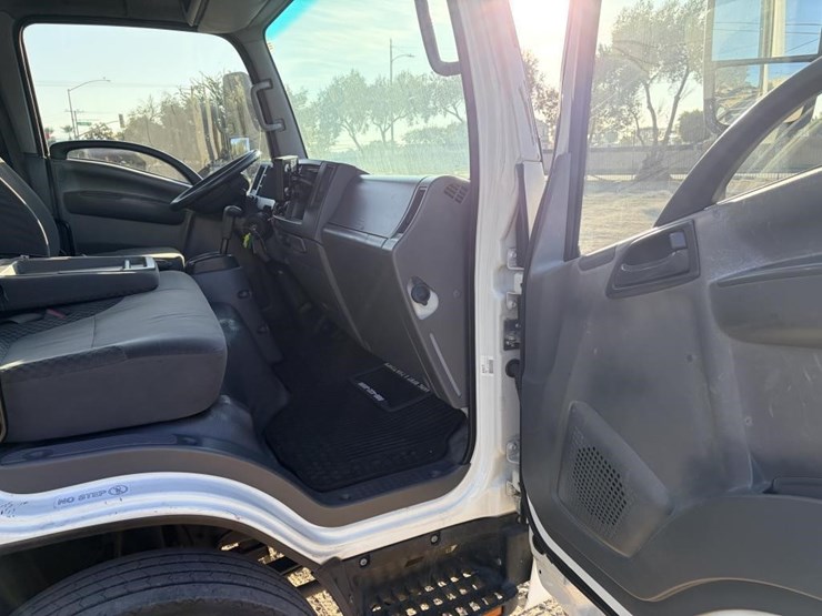 2013-isuzu-npr-image-14