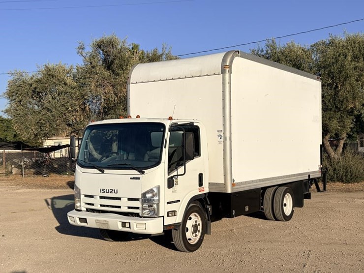 2013-isuzu-npr-image-1