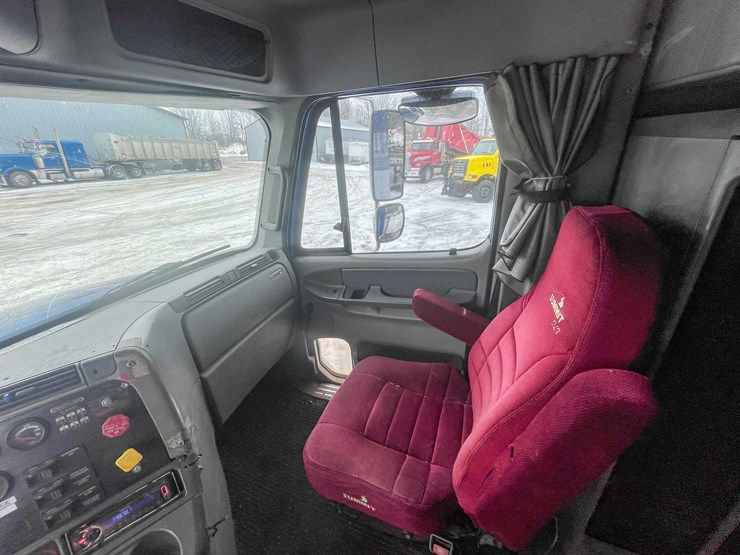 #308-•-2005-freightliner-columbia-semi-tractor-(has-wi-title)-(denmark,-wi)-image-75