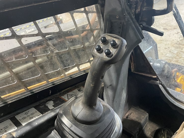 2011-john-deere-329d-image-37