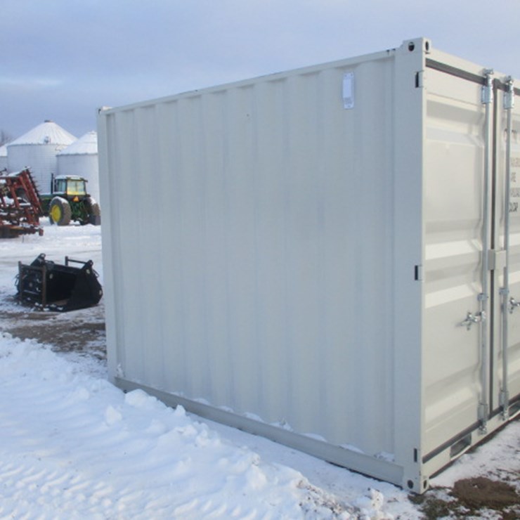 #6577 • 10' Storage Container ATTENTION SEE PICS WINDOW IS BUSTED 10' Storage Container