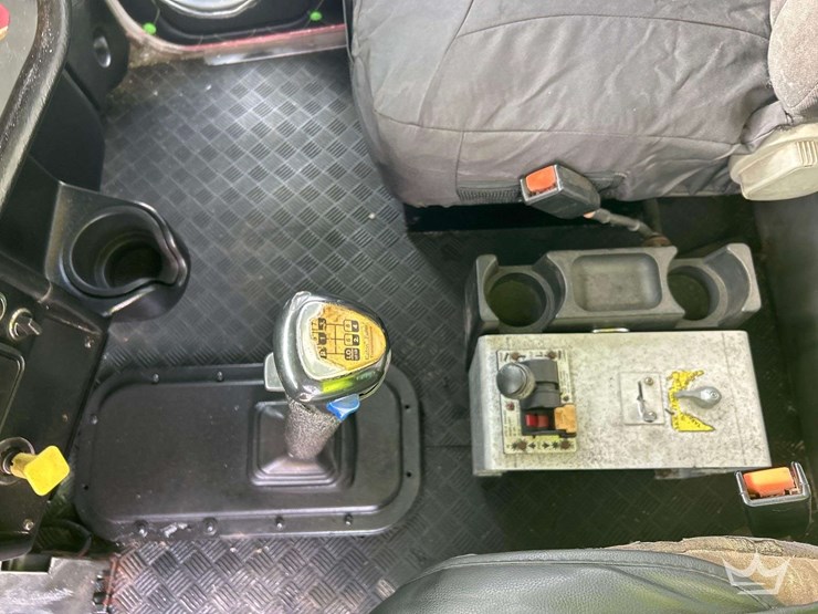 2004-peterbilt-357-image-17