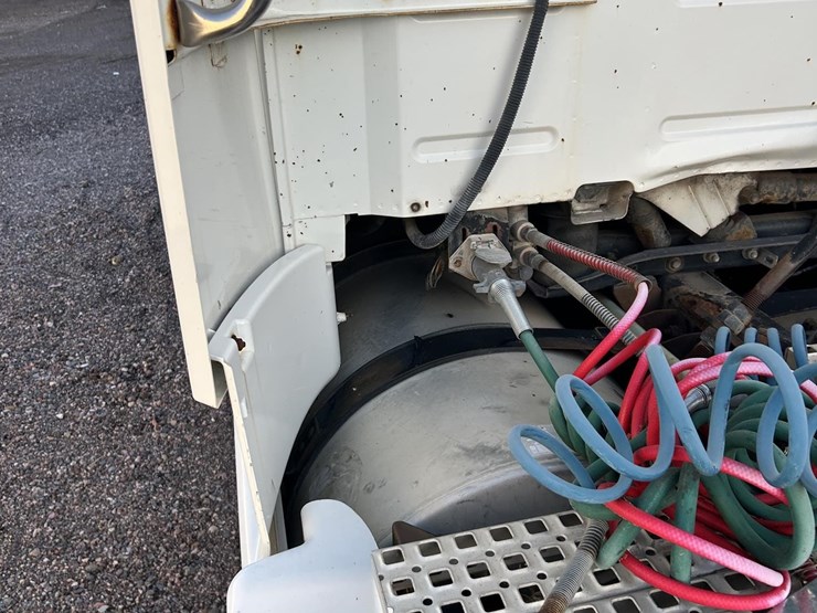 1999-volvo-vnl64t770-image-54