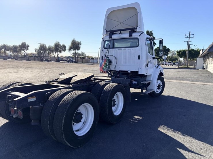 2012-freightliner-m2-semi-truck-tractor-image-3