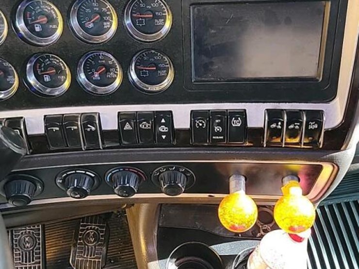 2020-kenworth-w900-image-24