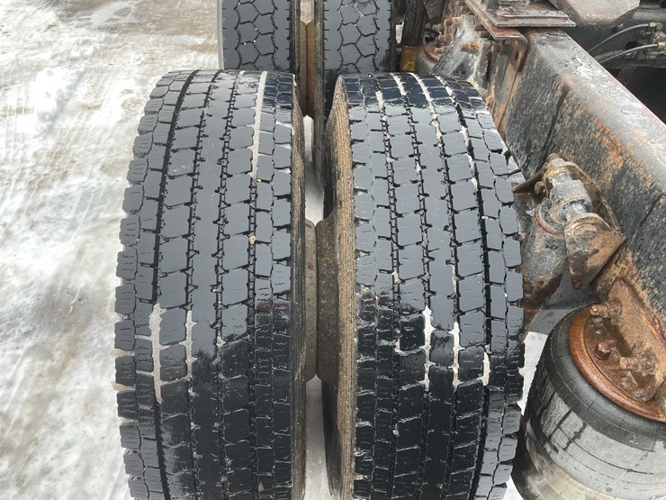 #308-•-2005-freightliner-columbia-semi-tractor-(has-wi-title)-(denmark,-wi)-image-39