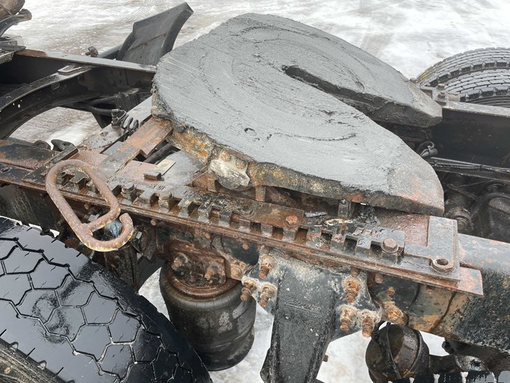 #308-•-2005-freightliner-columbia-semi-tractor-(has-wi-title)-(denmark,-wi)-image-42