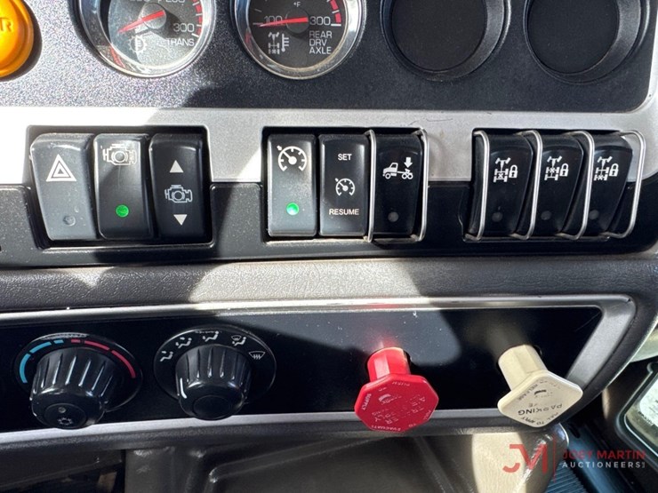 2013-kenworth-t800-image-40