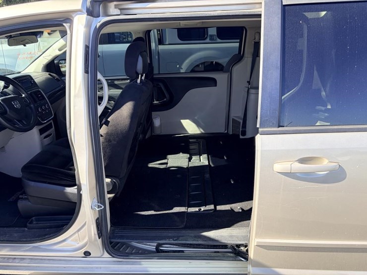 2016-dodge-caravan-image-12