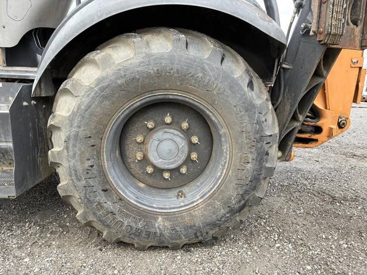 2018-case-580sn-image-9