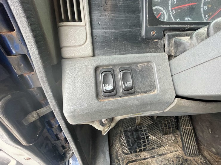 #308-•-2005-freightliner-columbia-semi-tractor-(has-wi-title)-(denmark,-wi)-image-78