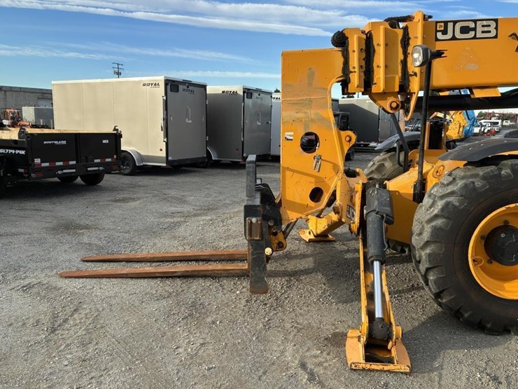 2014-jcb-telescopic-reach-lift-image-5