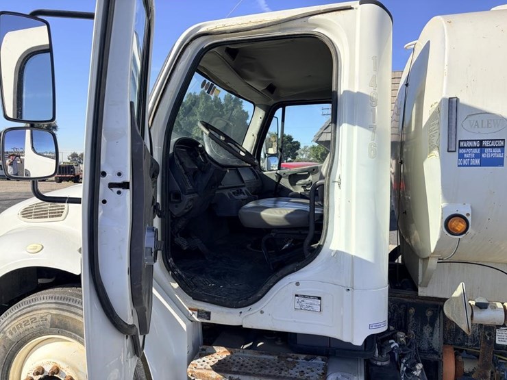 2015-freightliner-m2-106-image-11