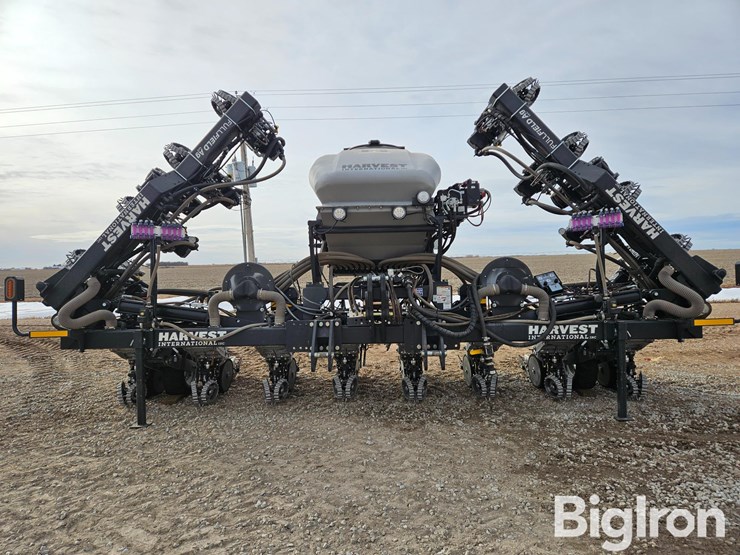 2023-harvest-international-16r30-stack-fold-center-fill-planter-image-2