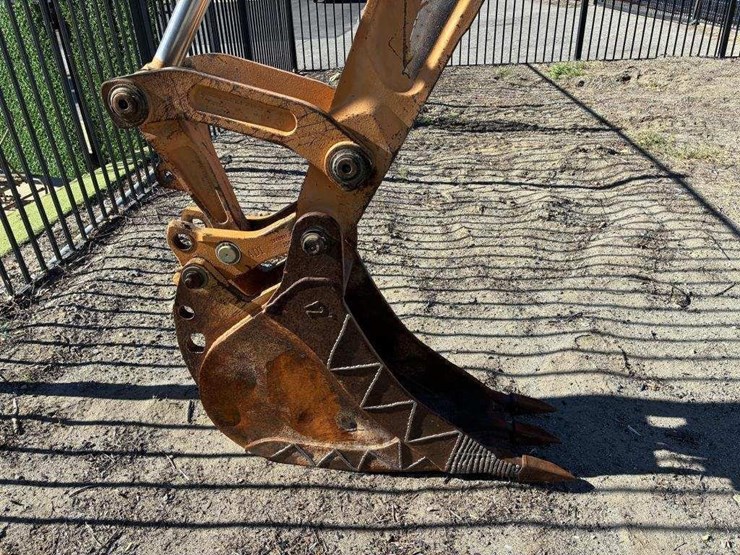 2004-case-580m-image-13