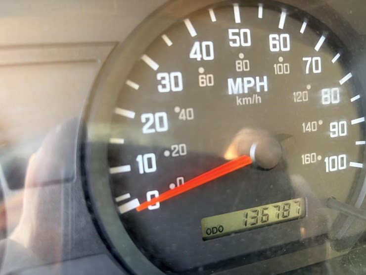 2013-isuzu-npr-image-19