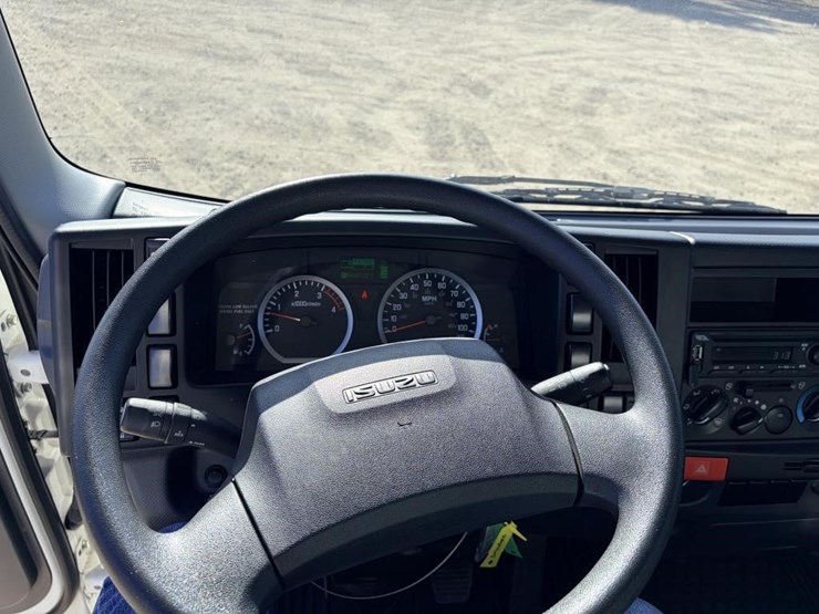 2023-isuzu-nrr-image-19