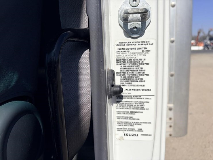 2017-isuzu-nrr-image-21