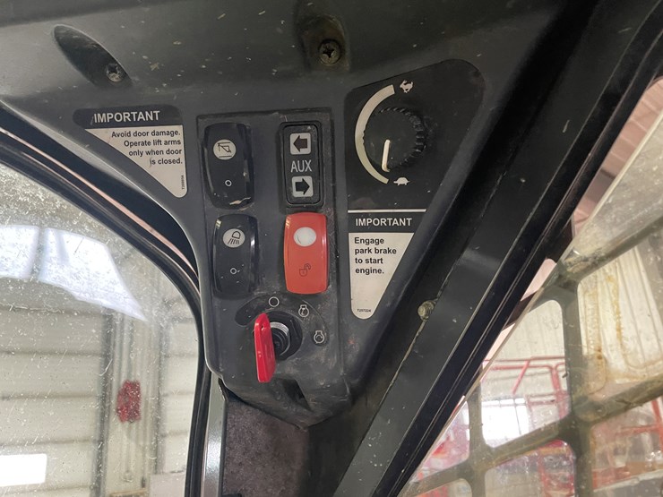 2011-john-deere-329d-image-36