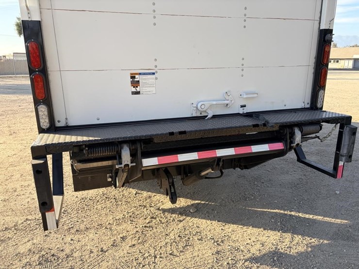 2013-isuzu-npr-image-6