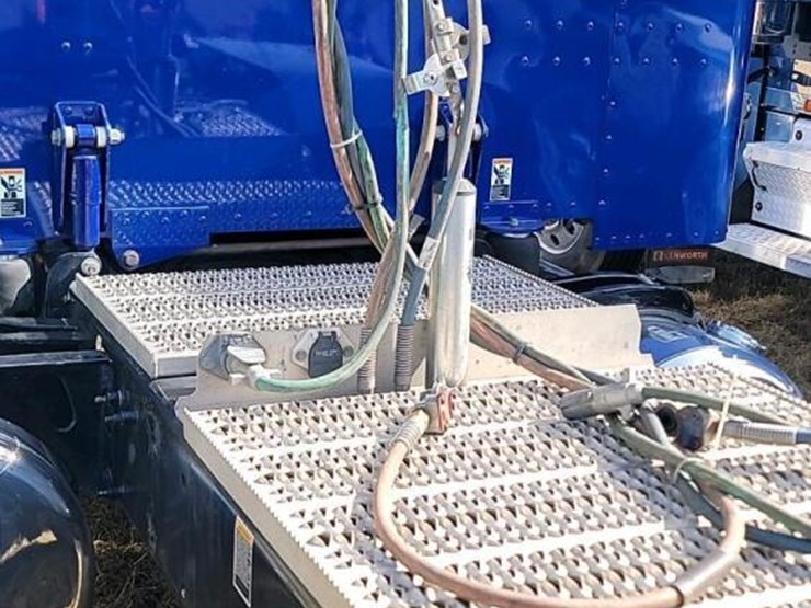 2021-peterbilt-389-image-14