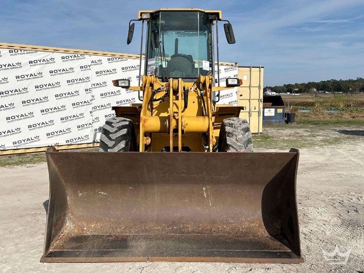 2004-deere-324h-image-29