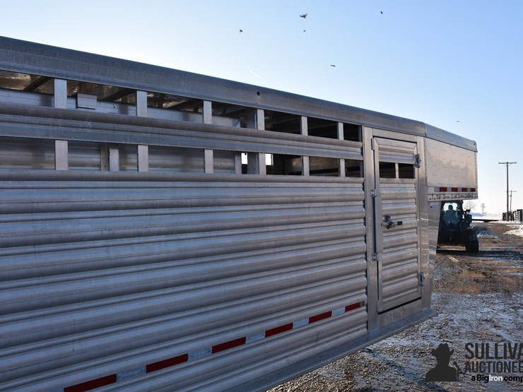 2019-featherlite-24'-t/a-aluminum-livestock-trailer-image-20