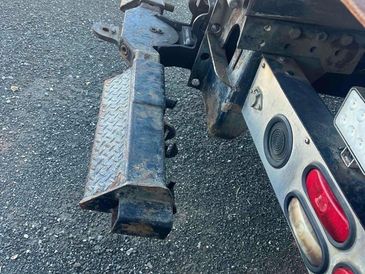 2008-peterbilt-335-image-16