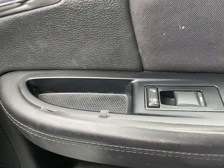 #111-•-2013-chrysler-200-(nm-title)-image-71