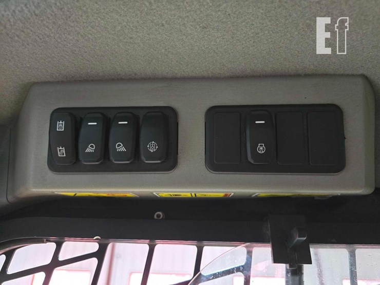 2020-caterpillar-299d3-image-16