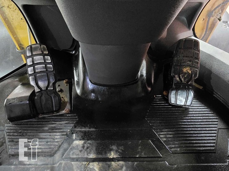 2015-caterpillar-930m-image-14