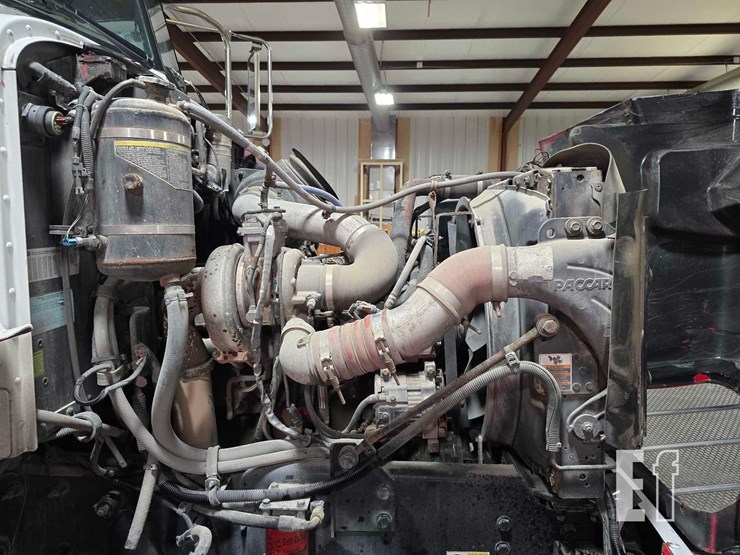 2010-peterbilt-340-image-27