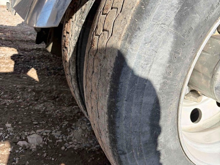 1999-peterbilt-379-image-11