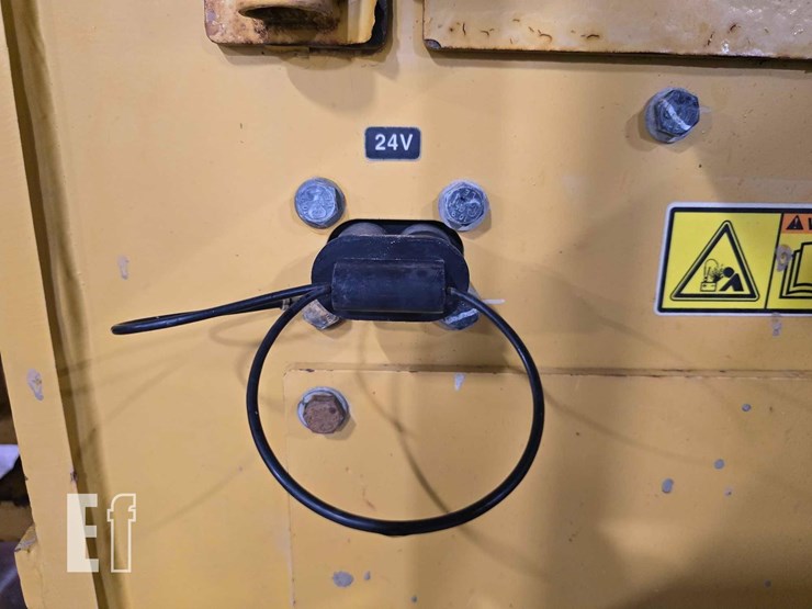 2012-caterpillar-cp56b-image-30