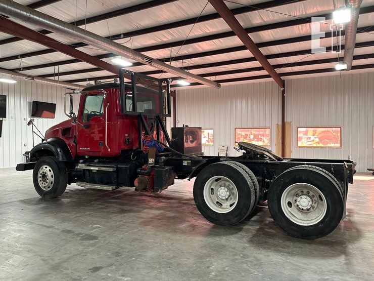 2012-mack-granite-gu713-image-4